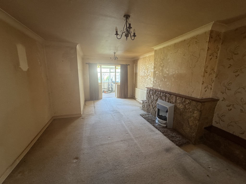 Lot: 44 - SEMI-DETACHED HOUSE FOR IMPROVEMENT - Living room